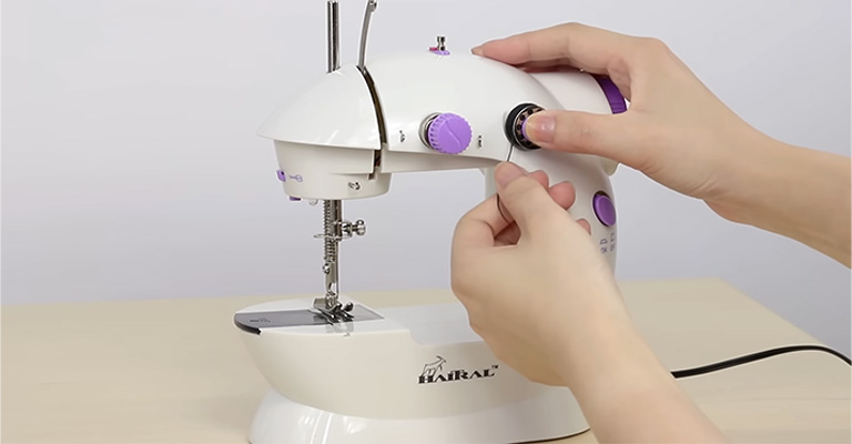 How to Thread a Mini Sewing Machine (from Hobbycraft /Shark) #AbisDen  #Overlocker #sewingtips 