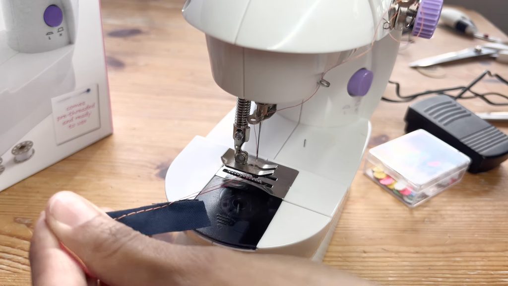 How to Thread a Mini Sewing Machine (from Hobbycraft /Shark) #AbisDen  #Overlocker #sewingtips 