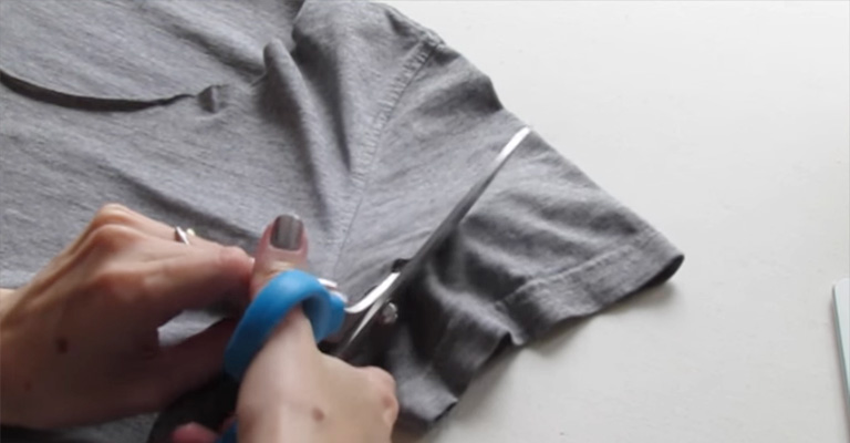 How to Cut The Sleeves of a T-shirt